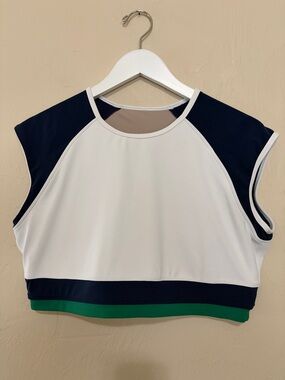 lululemon Nulu Cropped Short Sleeve Shirt. Retro Remix. Great Condition. No pads